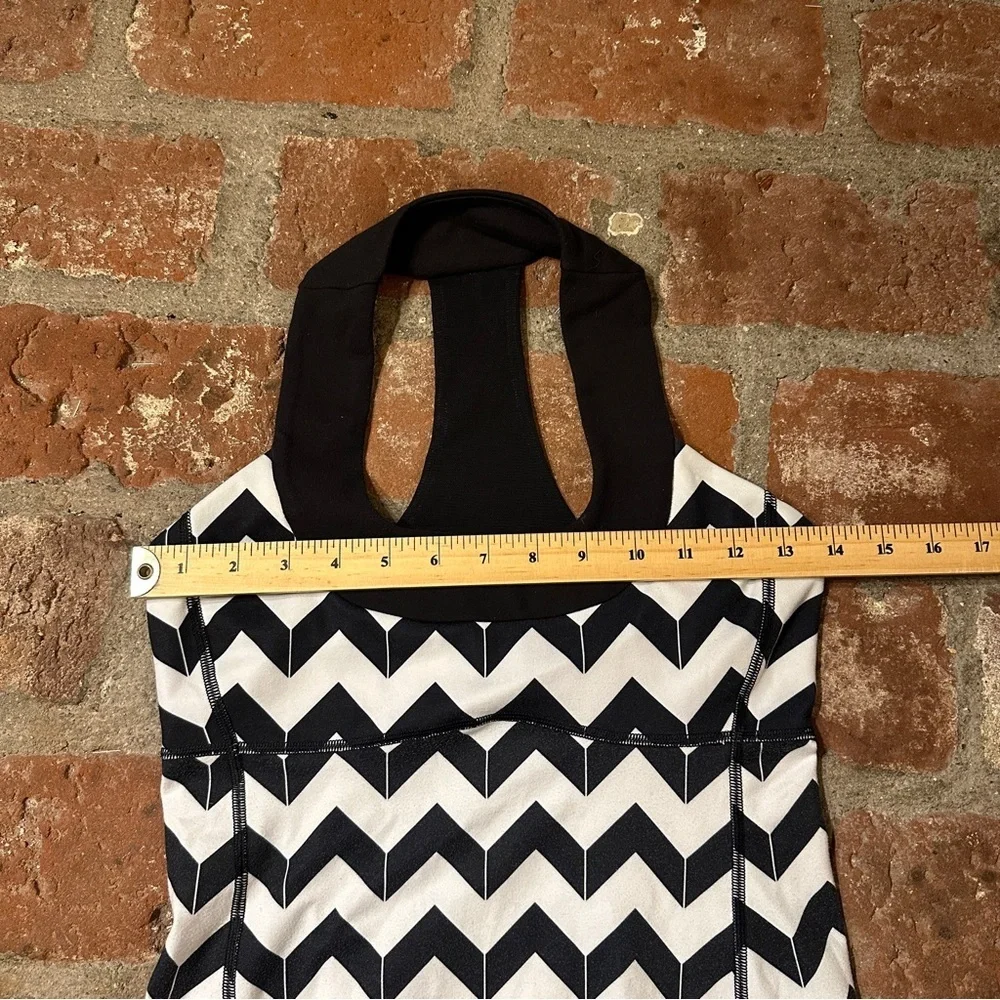 Lululemon Scoop Neck Tank in the "Arrow Chevron Polar Cream Black" pattern sz 6 - Picture 6 of 16
